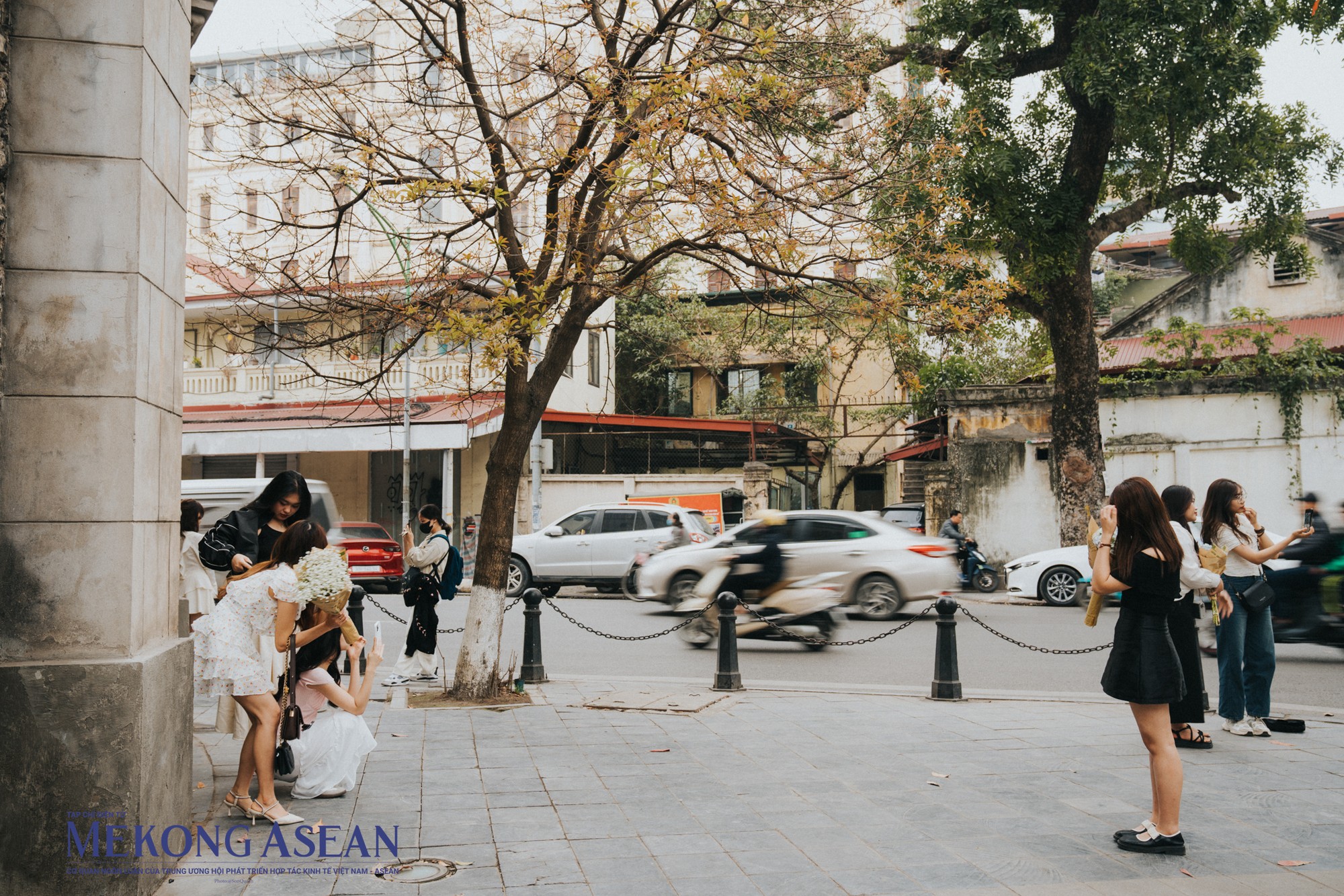 Bốt H&agrave;ng Đậu vốn dĩ l&agrave; một th&aacute;p nước được x&acirc;y dựng theo kiểu h&igrave;nh tr&ograve;n, mang hơi thở kiến tr&uacute;c ch&acirc;u &Acirc;u. Ng&agrave;y nay, c&ocirc;ng tr&igrave;nh n&agrave;y kh&ocirc;ng c&ograve;n được sử dụng cho mục đ&iacute;ch lưu trữ v&agrave; ph&acirc;n phối nước như ban đầu, nhưng đ&acirc;y vẫn l&agrave; một &ldquo;chứng nh&acirc;n lịch sử&rdquo; giữa l&ograve;ng H&agrave; Nội.