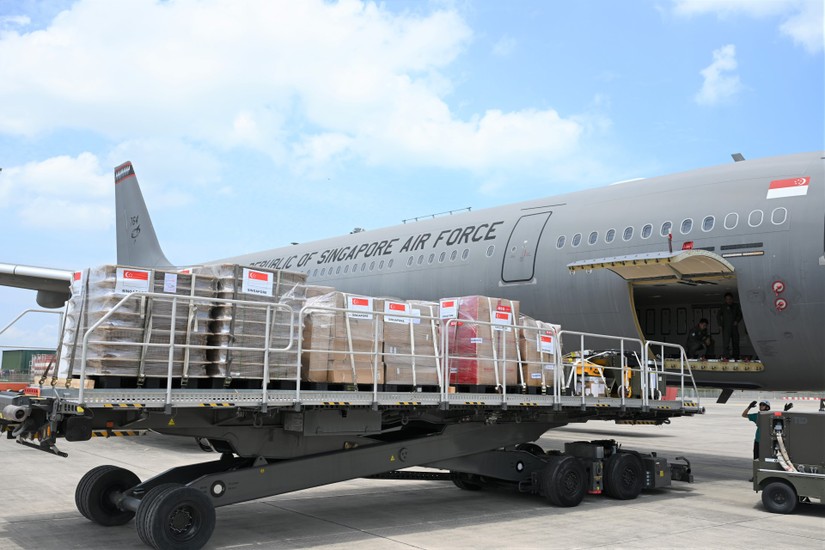 Nh&acirc;n vi&ecirc;n chuyển h&agrave;ng viện trợ nh&acirc;n đạo của Singapore cho Gaza l&ecirc;n M&aacute;y bay vận tải chở dầu đa năng A330 (MRTT) của Lực lượng Kh&ocirc;ng qu&acirc;n Cộng h&ograve;a Singapore (RSAF). Ảnh: Bộ Quốc ph&ograve;ng Singapore