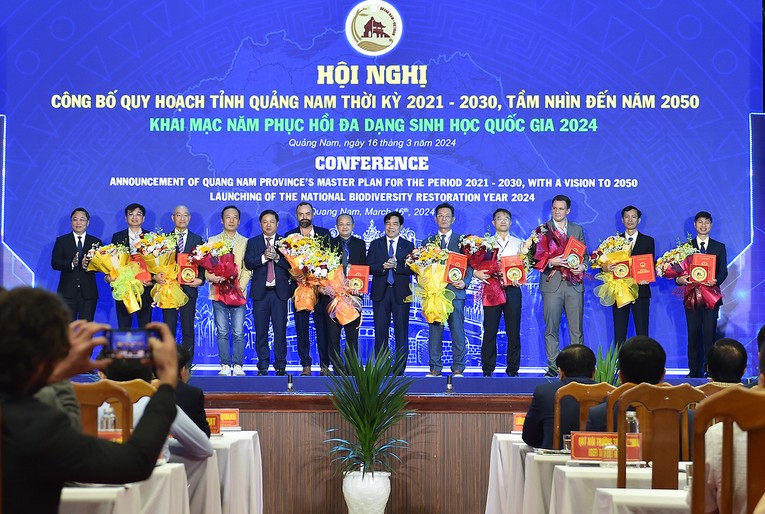L&atilde;nh đạo tỉnh Quảng Nam trao Giấy chứng nhận đầu tư cho c&aacute;c nh&agrave; đầu tư. Ảnh: VGP.