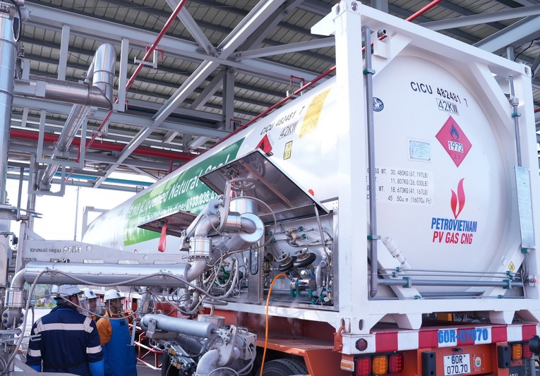 Nạp kh&iacute; từ kho chứa LNG v&agrave;o xe bồn chuy&ecirc;n dụng. Nguồn: PV GAS.
