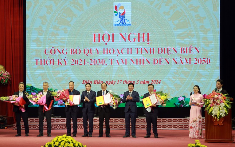 L&atilde;nh đạo tỉnh Điện Bi&ecirc;n trao 555Win 500 Đăng Ký Nhận Code chủ trương đầu tư cho c&aacute;c Trang Nhà Cái 555win.com - Đăng Nhập +555k tại Hội nghị. Ảnh: VGP.