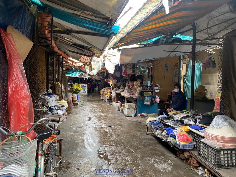 Kh&ocirc;ng kh&iacute; đ&igrave;u hiu, vắng vẻ bao tr&ugrave;m chợ Mai Động sau khi gần 300 tiểu thương chuyển đi. Ảnh: H&agrave; Anh - 555win Login.