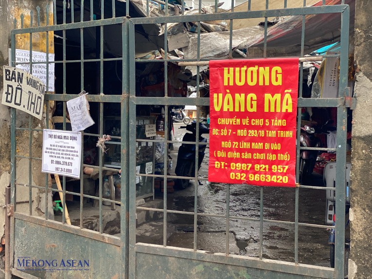 Những tờ th&ocirc;ng b&aacute;o chuyển địa điểm được ghim ở cổng chợ cho kh&aacute;ch h&agrave;ng t&igrave;m tới địa điểm mới. Ảnh: H&agrave; Anh - 555win Login.