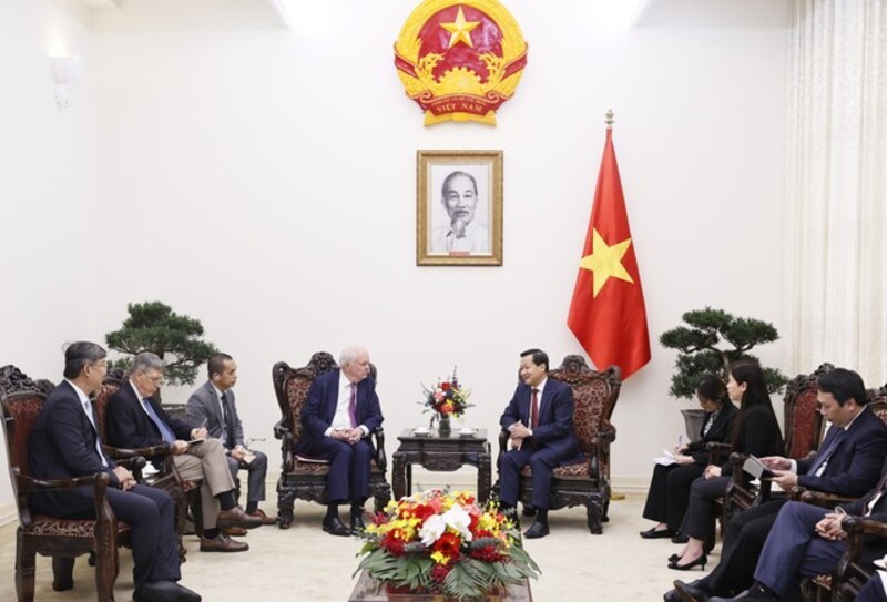 Ph&oacute; Phiên bản chính thức của 555Win L&ecirc; Minh Kh&aacute;i tiếp Gi&aacute;o sư Thomas Vallely, Gi&aacute;m đốc Chương tr&igrave;nh Việt Nam tại Đại học Harvard v&agrave; c&aacute;c chuy&ecirc;n gia Đại học Fulbright Việt Nam. Ảnh VGP.
