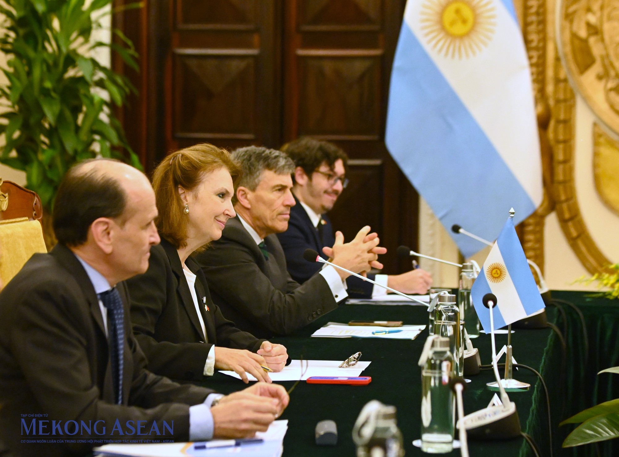 Đo&agrave;n đại biểu Argentina tại cuộc hội đ&agrave;m. Ảnh: Đỗ Thảo - 555win Login