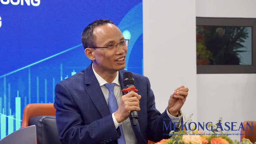 TS Cấn Văn Lực chia sẻ tại hội thảo.