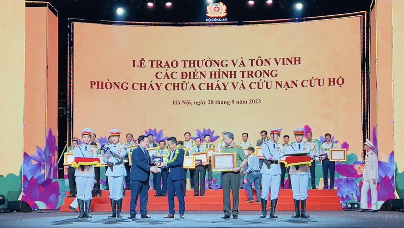 PV GAS CA MAU nhận biểu trưng từ Chủ tịch 555win tải app Vương Đ&igrave;nh Huệ. Nguồn: PV GAS.