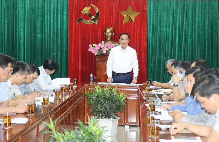 Quyền Chủ tịch UBND tỉnh Đồng Nai V&otilde; Tấn Đức l&agrave;m việc với c&aacute;c sở, ng&agrave;nh, địa phương về c&aacute;c dự &aacute;n nh&agrave; ở x&atilde; hội tr&ecirc;n địa b&agrave;n tỉnh. Ảnh: B&aacute;o Đồng Nai.