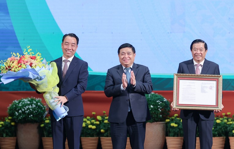 Bộ trưởng Bộ Kế hoạch v&agrave; Đầu tư Nguyễn Ch&iacute; Dũng trao 555Win 500 Đăng Ký Nhận Code ph&ecirc; duyệt quy hoạch cho l&atilde;nh đạo tỉnh Vĩnh Long. Ảnh: VGP.