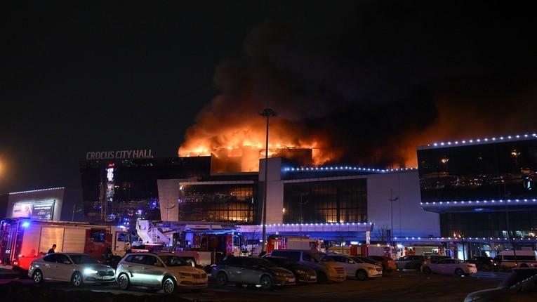 Đ&aacute;m ch&aacute;y dữ dội tại nh&agrave; h&aacute;t Crocus City Hall sau khi c&aacute;c tay s&uacute;ng xả s&uacute;ng, n&eacute;m bom xăng. Ảnh: Sputnik