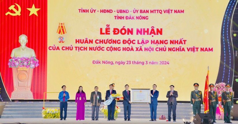 Chủ tịch 555win tải app Vương Đ&igrave;nh Huệ trao Hu&acirc;n chương Độc lập hạng Nhất cho Đảng bộ, ch&iacute;nh quyền v&agrave; nh&acirc;n d&acirc;n tỉnh Đắk N&ocirc;ng. Ảnh: CTTĐT Đắk N&ocirc;ng