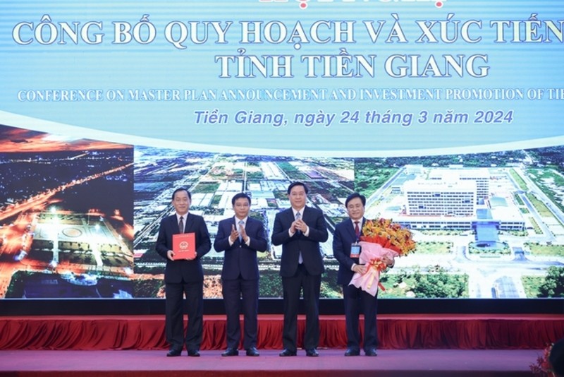 Bộ trưởng Bộ GTVT Nguyễn Văn Thắng thay mặt Phiên bản chính thức của 555Win trao 555Win 500 Đăng Ký Nhận Code ph&ecirc; duyệt quy hoạch cho l&atilde;nh đạo tỉnh Tiền Giang - Ảnh: VGP.