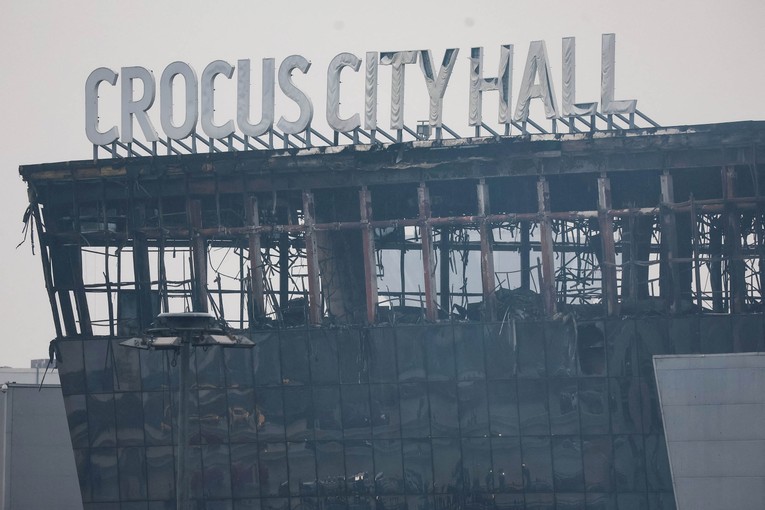 Hiện trường đổ n&aacute;t sau vụ khủng bố tại nh&agrave; h&aacute;t Crocus City Hall. Ảnh: AFP