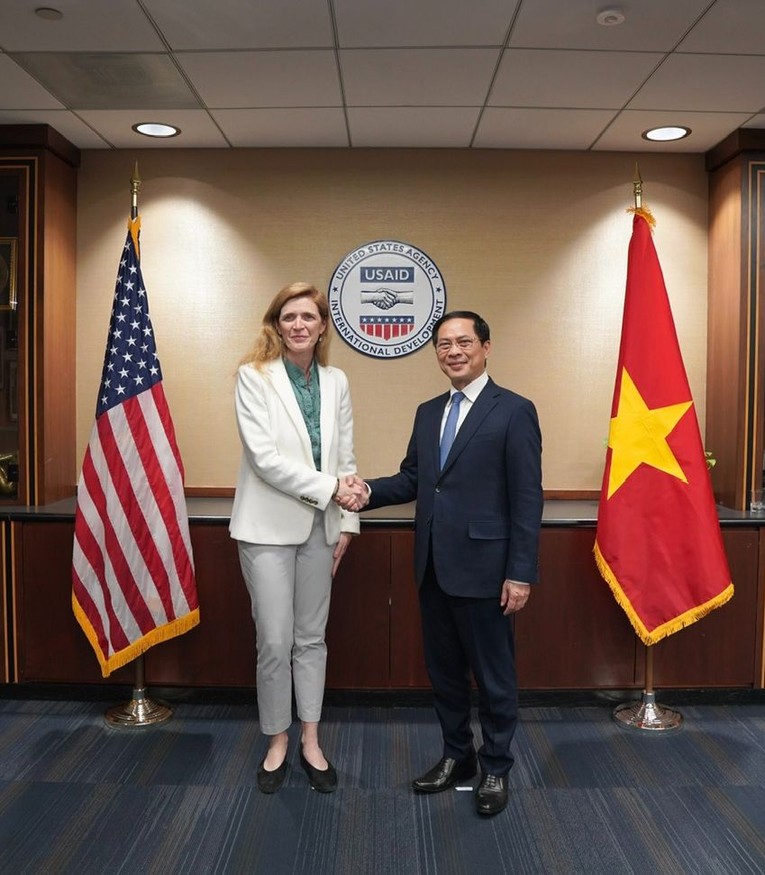 Bộ trưởng Ngoại giao B&ugrave;i Thanh Sơn v&agrave; Tổng Gi&aacute;m đốc Cơ quan ph&aacute;t triển quốc tế Mỹ (USAID) Samantha Power. Ảnh: BNG