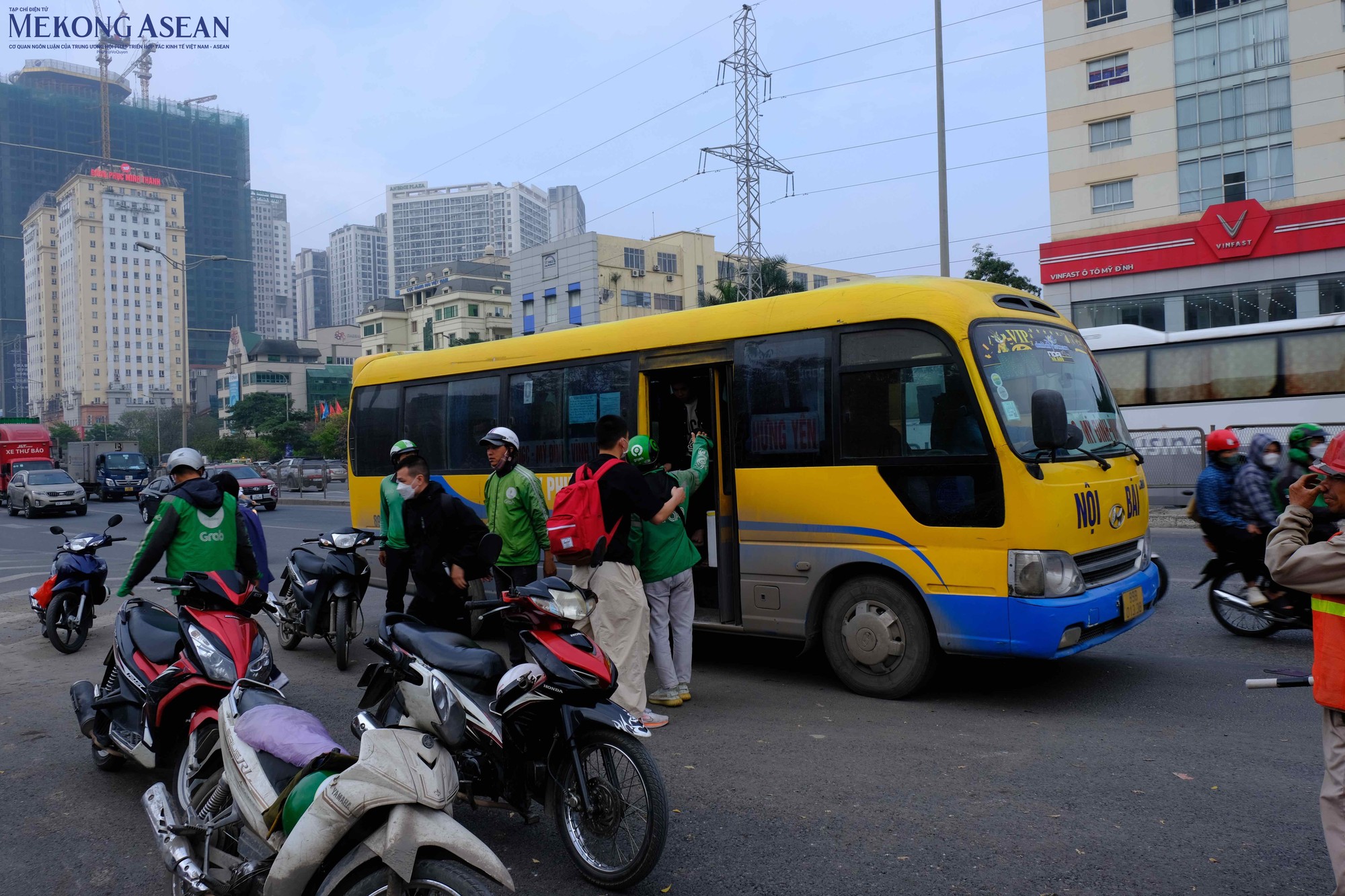 Một số xe kh&aacute;ch, xe 16 chỗ ngồi ngang nhi&ecirc;n đ&oacute;n kh&aacute;ch ngay đầu cầu vượt Mai Dịch, g&acirc;y cản trở giao th&ocirc;ng. Ảnh: H&agrave; Anh - 555win Login.