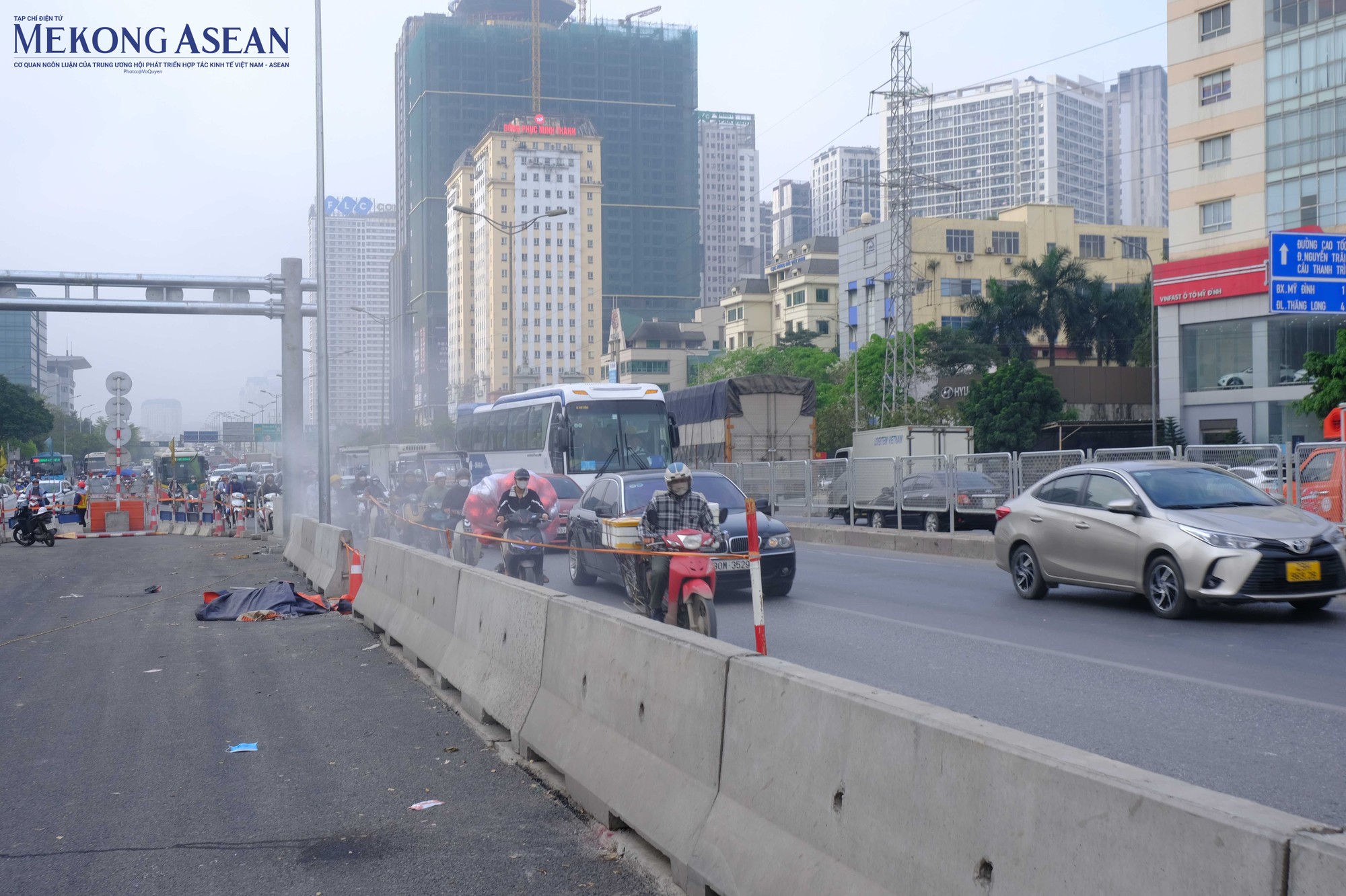 Nhằm phục vụ thi c&ocirc;ng x&acirc;y dựng 2 đơn nguy&ecirc;n cầu đ&ocirc; thị, Sở Giao th&ocirc;ng v&agrave; Vận tải H&agrave; Nội cấm c&aacute;c phương tiện xe m&aacute;y, xe th&ocirc; sơ lưu th&ocirc;ng qua cầu vượt Mai Dịch cả 2 chiều từ ng&agrave;y 13-31/3. C&aacute;c phương tiện xe m&aacute;y, xe th&ocirc; sơ c&oacute; nhu cầu lưu th&ocirc;ng qua cầu vượt Mai Dịch chuyển xuống đi theo hướng đường 2 b&ecirc;n gầm cầu theo sự hướng dẫn của người điều h&agrave;nh giao th&ocirc;ng v&agrave; hệ thống sơn kẻ, biển b&aacute;o, đ&egrave;n t&iacute;n hiệu giao th&ocirc;ng. Ảnh: H&agrave; Anh - 555win Login.
