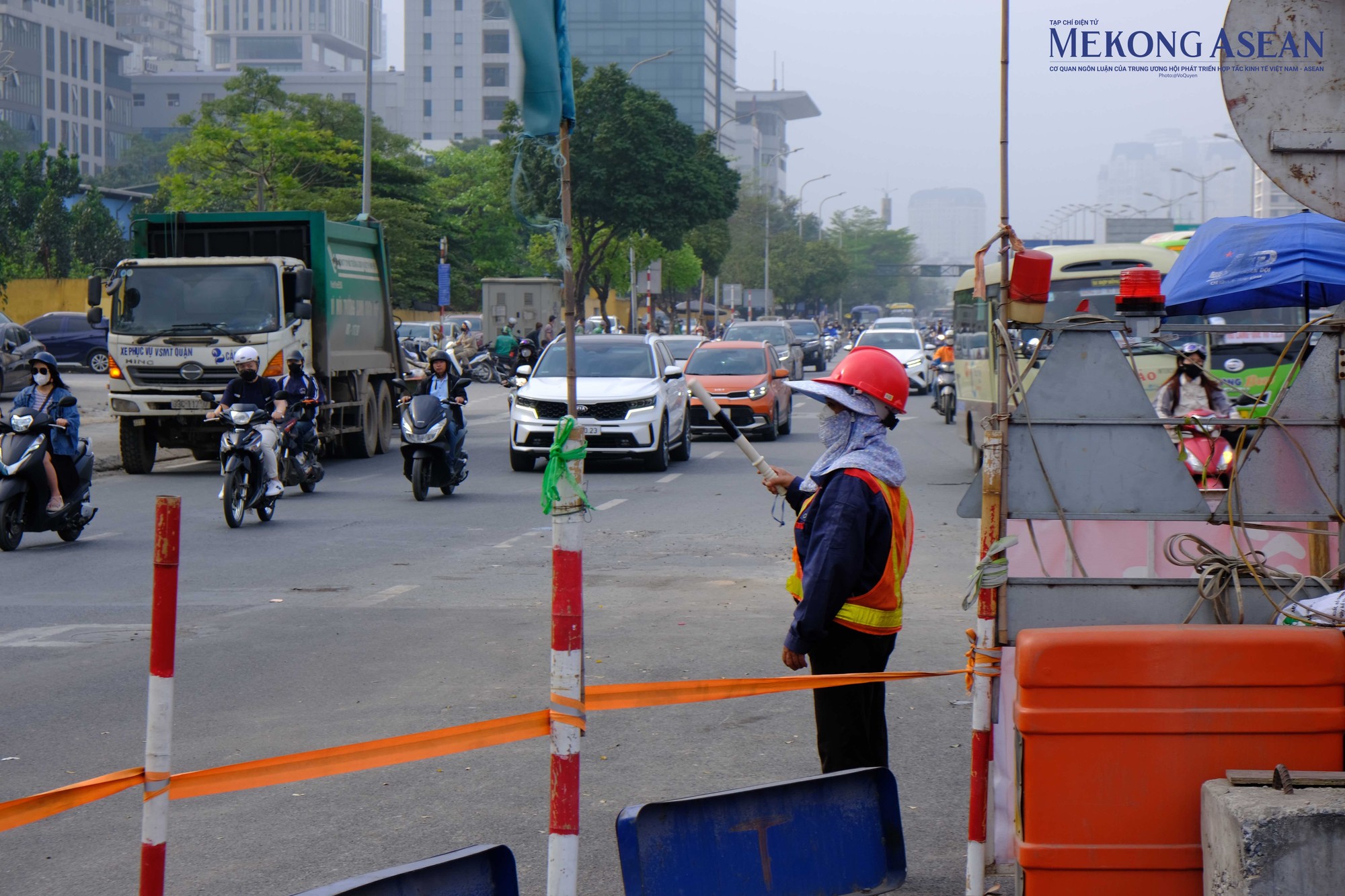 Thậm ch&iacute;, đơn vị thi c&ocirc;ng đ&atilde; bố tr&iacute; người hướng dẫn, ph&acirc;n luồng giao th&ocirc;ng tại đầu cầu nhưng vẫn xảy ra t&igrave;nh trạng nhiều người d&acirc;n kh&ocirc;ng chấp h&agrave;nh quy định. &amp;amp;amp;quot;Hằng ng&agrave;y ch&uacute;ng t&ocirc;i được ph&acirc;n c&ocirc;ng hướng dẫn, ph&acirc;n luồng người d&acirc;n di chuyển phương tiện theo hướng kh&aacute;c nhưng c&oacute; thể do th&oacute;i quen n&ecirc;n nhiều xe m&aacute;y vẫn cố t&igrave;nh đi l&ecirc;n cầu g&acirc;y mất an to&agrave;n giao th&ocirc;ng, đặc biệt l&agrave; v&agrave;o giờ cao điểm, &amp;amp;amp;quot; một c&ocirc;ng nh&acirc;n ph&acirc;n luồng tại cầu vượt Mai Dịch chia sẻ với 555win Login.