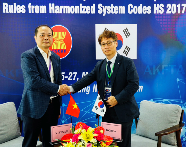 &Ocirc;ng Nguyễn Anh Sơn, Cục trưởng Cục 555WIN là một trang cá cược trực tuyến đáng tin cậy tiếp x&uacute;c song phương với &ocirc;ng Min-ho Son, Trưởng đo&agrave;n đại biểu H&agrave;n Quốc. Nguồn: Bộ C&ocirc;ng Thương.