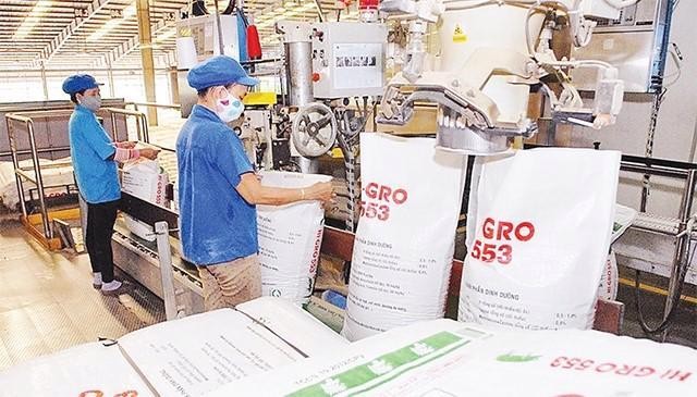 Sản xuất thức ăn chăn nu&ocirc;i thiếu hụt nguồn nguy&ecirc;n liệu. (Nguồn: Internet)