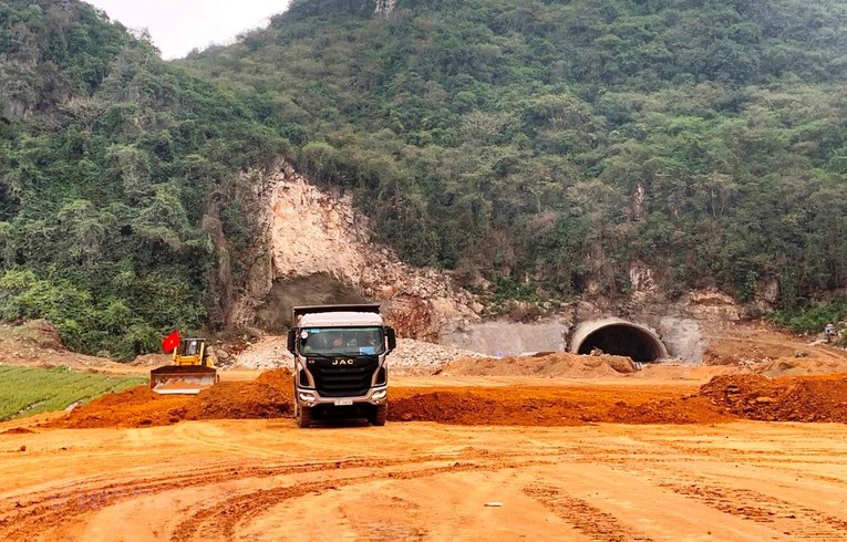 Một đơn vị nh&agrave; thầu đang tiến h&agrave;nh thi c&ocirc;ng cao tốc Bắc-Nam. Ảnh: Vietnam+