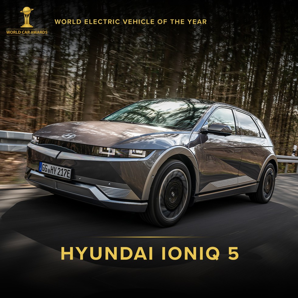 Hyundai Ioniq 5 gi&agrave;nh danh hiệu WCOTY 2022, tiếp sau l&agrave; Kia EV6 ở vị tr&iacute; thứ hai v&agrave; Ford Mustang Mach-e về thứ ba. Để đủ điều kiện để gi&agrave;nh giải WCOTY, xe phải được sản xuất với số lượng &iacute;t nhất 10.000 chiếc mỗi năm. Những chiếc xe n&agrave;y cũng phải c&oacute; gi&aacute; dưới mức xe sang tại c&aacute;c thị trường ch&iacute;nh, phải được b&aacute;n ở &iacute;t nhất hai thị trường lớn, bao gồm Trung Quốc, Ch&acirc;u &Acirc;u, Ấn Độ, Nhật Bản, H&agrave;n Quốc, Mỹ v&agrave; ở hai lục địa ri&ecirc;ng biệt trong khoảng thời gian từ ng&agrave;y 1/1/021 - 30/3/2022.
