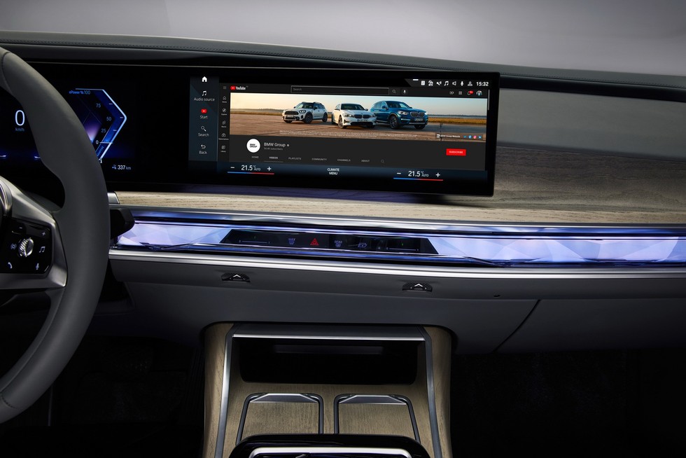 BMW i7 xDrive60 được trang bị bộ pin lithium-ion đặt dưới s&agrave;n v&agrave; c&oacute; độ d&agrave;y chỉ 110 mm. Xe c&oacute; khả năng sạc nhanh 10-80% trong 34 ph&uacute;t, trong khi đ&oacute; sạc ti&ecirc;u chuẩn AC mất khoảng 9,5 giờ để sạc đầy. Bộ pin tr&ecirc;n BMW i7 c&oacute; khả năng sạc trong l&uacute;c di chuyển nhờ c&ocirc;ng nghệ phanh t&aacute;i tạo năng lượng.
