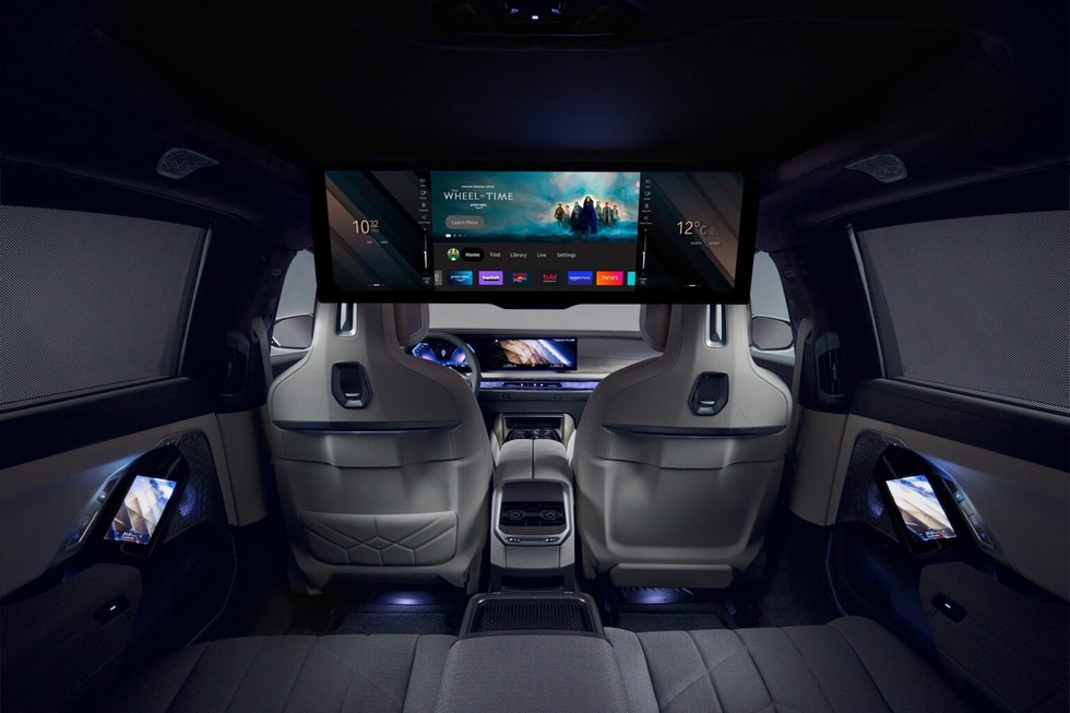 Điểm nhấn b&ecirc;n trong khoang l&aacute;i của BMW i7 c&oacute; thể kể đến l&agrave; m&agrave;n h&igrave;nh cảm ứng 5,5 inch đặt ở tựa tay 2 b&ecirc;n. BMW &aacute;p dụng c&ocirc;ng nghệ bơm nhiệt ri&ecirc;ng sử dụng cho hệ thống sưởi v&agrave; l&agrave;m m&aacute;t cho khoang l&aacute;i lẫn hệ thống truyền động.