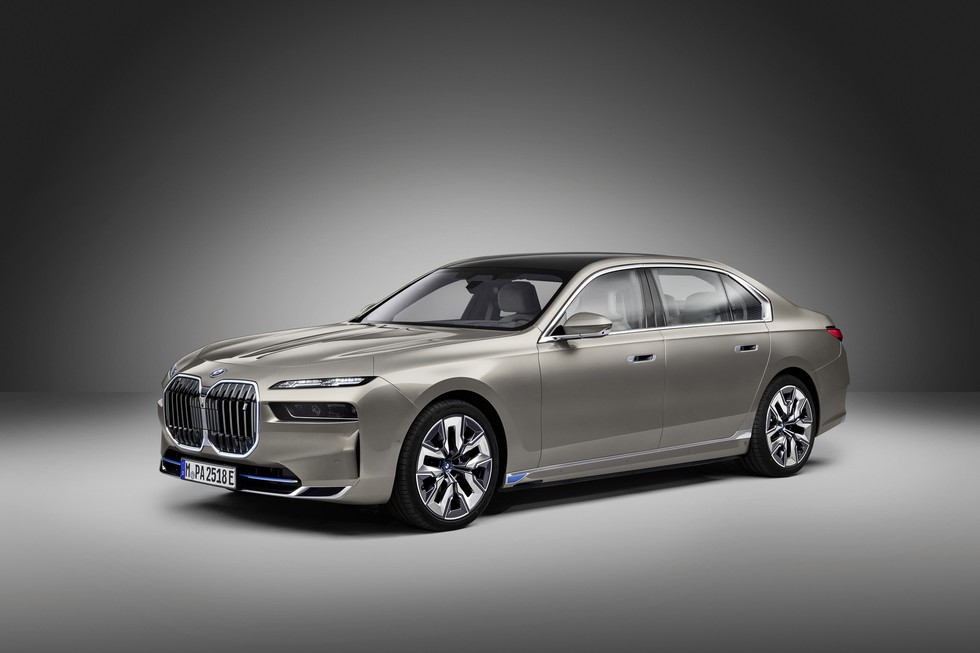 Ắc quy điện 101.7 kWh tr&ecirc;n BMW i7 xDrive60 cho ph&eacute;p xe vận h&agrave;nh hơn 480 km mỗi lần sạc, tạm xếp sau cả EQS 580 (550 km) v&agrave; Tesla Model S Plaid (557 km). C&ocirc;ng nghệ sạc nhanh cho ph&eacute;p xe đi th&ecirc;m gần 130 km chỉ sau 10 ph&uacute;t cắm sạc &ndash; tỉ lệ chậm hơn Porsche Taycan r&otilde; rệt v&igrave; chỉ sử dụng nguồn tối đa 195 kW so với 350 kW của đối thủ.