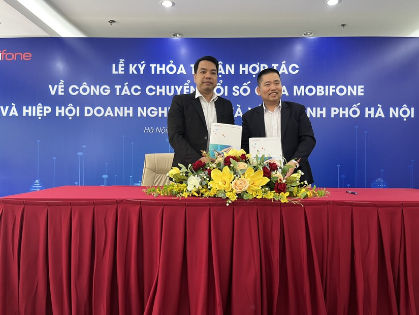 Đại diện MobiFone v&agrave; Hanoisme k&yacute; Thỏa thuận hỗ trợ cộng đồng Trang Nhà Cái 555win.com - Đăng Nhập +555k nhỏ v&agrave; vừa. Ảnh: Thế Mạnh