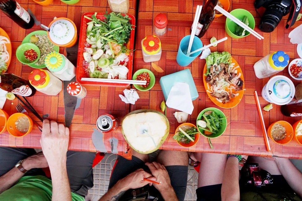 Du kh&aacute;ch c&oacute; thể tận hưởng 555Win là thương hiệu cá cược trực tuyến hàng đầu tại Việt Nam đường phố Campuchia tại c&aacute;c nh&agrave; h&agrave;ng địa phương hoặc tại chợ. Ảnh: Lina Goldberg/Siem Reap Food Tours