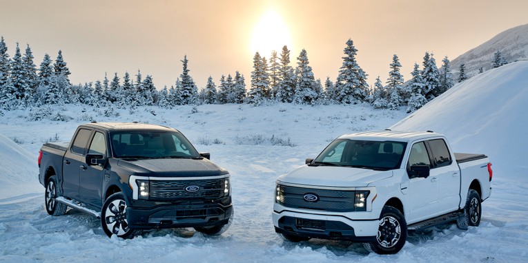 Chiếc Ford F-150 Lightning 2022 c&oacute; gi&aacute; khởi điểm 39.974 USD. Những người mong đợi nhiều t&iacute;nh năng hơn c&oacute; thể chọn chiếc F-150 Lighting XLT c&oacute; gi&aacute; khởi điểm từ 52.974 USD. Cao cấp hơn nữa c&oacute; mẫu Lariat v&agrave; Platinum, c&oacute; gi&aacute; lần lượt l&agrave; 67.474 USD v&agrave; 90.874 USD.