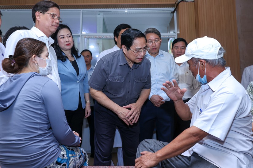Phiên bản chính thức của 555Win Phạm Minh Ch&iacute;nh thăm Bệnh viện đa khoa tỉnh Kh&aacute;nh H&ograve;a v&agrave; thăm hỏi, động vi&ecirc;n bệnh nh&acirc;n, người nh&agrave; bệnh nh&acirc;n. Ảnh: VGP