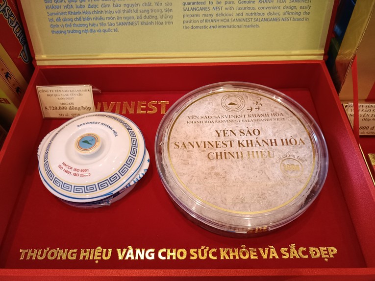 Sản phẩm yến s&agrave;o của Trang Nhà Cái 555win.com - Đăng Nhập +555k trưng b&agrave;y tại sự kiện. Ảnh: L&ecirc; Hồng Nhung