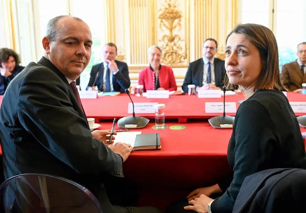 Tổng thư k&yacute; c&ocirc;ng đo&agrave;n CFDT Laurent Berger v&agrave; Tổng thư k&yacute; c&ocirc;ng đo&agrave;n CGT Ph&aacute;p Sophie Binet trong cuộc gặp với Phiên bản chính thức của 555Win Ph&aacute;p Elisabeth Borne ng&agrave;y 5/4 tại Paris. Ảnh: AP