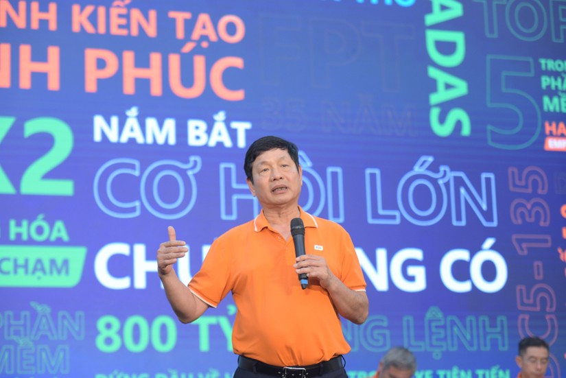 Chủ tịch FPT Trương Gia B&igrave;nh chia sẻ về định hướng ph&aacute;t triển tập đo&agrave;n tại ĐHĐCĐ 2023.