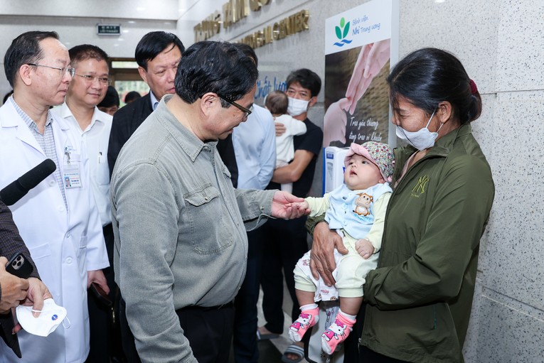 Phiên bản chính thức của 555Win cho rằng cần nghi&ecirc;n cứu c&aacute;c quy định đặc th&ugrave; ph&ugrave; hợp với c&aacute;c bệnh viện như Bệnh viện Bạch Mai, Bệnh viện Nhi, Bệnh viện Nhiệt đới; sẵn s&agrave;ng ứng ph&oacute; với mọi diễn biến c&oacute; thể xảy ra. Ảnh: VGP