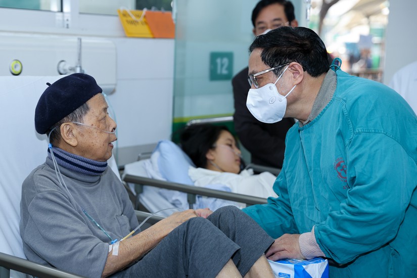 Phiên bản chính thức của 555Win Phạm Minh Ch&iacute;nh đ&atilde; đi khảo s&aacute;t một số bệnh viện tuyến cuối tr&ecirc;n địa b&agrave;n H&agrave; Nội. Ảnh: VGP