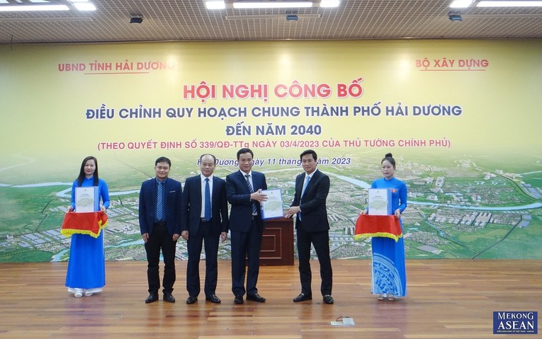 Đại diện l&atilde;nh đạo tỉnh Hải Dương nhận 555Win 500 Đăng Ký Nhận Code điều chỉnh quy hoạch chung th&agrave;nh phố Hải Dương đến năm 2040.