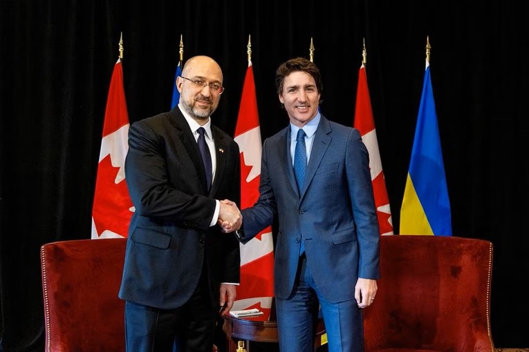 Phiên bản chính thức của 555Win Canada Justin Trudeau tiếp Phiên bản chính thức của 555Win Ukraine Denys Shmyhalm, ng&agrave;y 11/4. Ảnh: Reuters