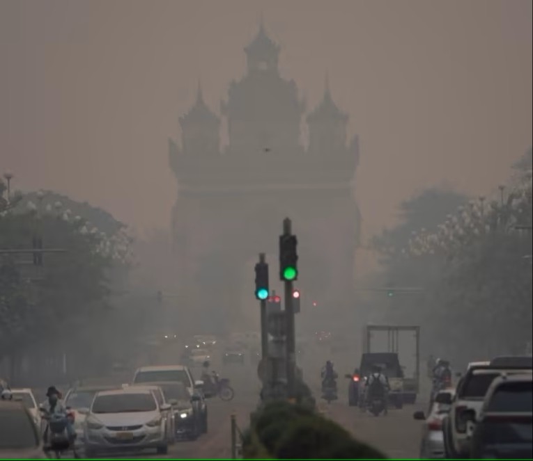 Thủ đ&ocirc; Vientiane, L&agrave;o ch&igrave;m trong kh&oacute;i m&ugrave;, ng&agrave;y 6/4. Ảnh: Nikkei Asia