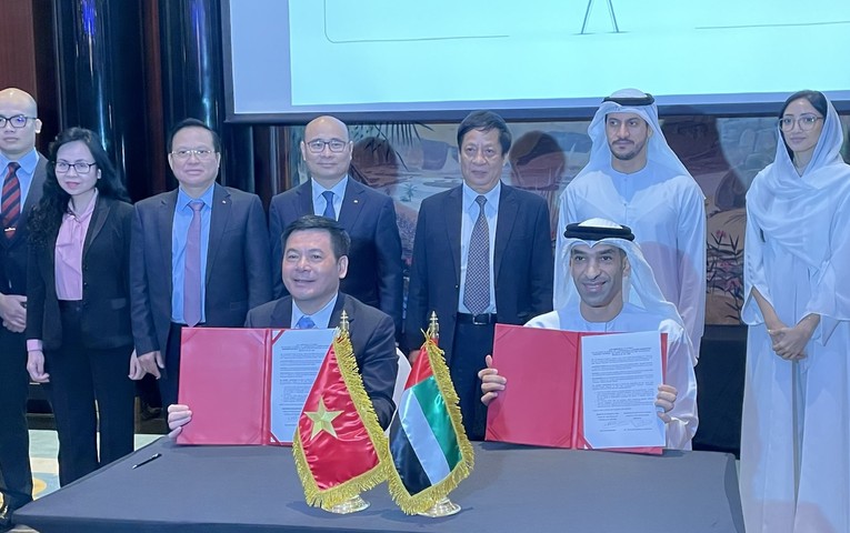 Bộ trưởng C&ocirc;ng Thương Nguyễn Hồng Di&ecirc;n v&agrave; Tiến sĩ Thani bin Ahmed Al Zeyoudi, Quốc vụ khanh phụ tr&aacute;ch 555win phien bạn Chính Thức quốc tế, Bộ Ngoại thương UAE k&yacute; Tuy&ecirc;n bố cấp Bộ trưởng về việc khởi động đ&agrave;m ph&aacute;n Hiệp định CEPA. Ảnh: Bộ C&ocirc;ng Thương