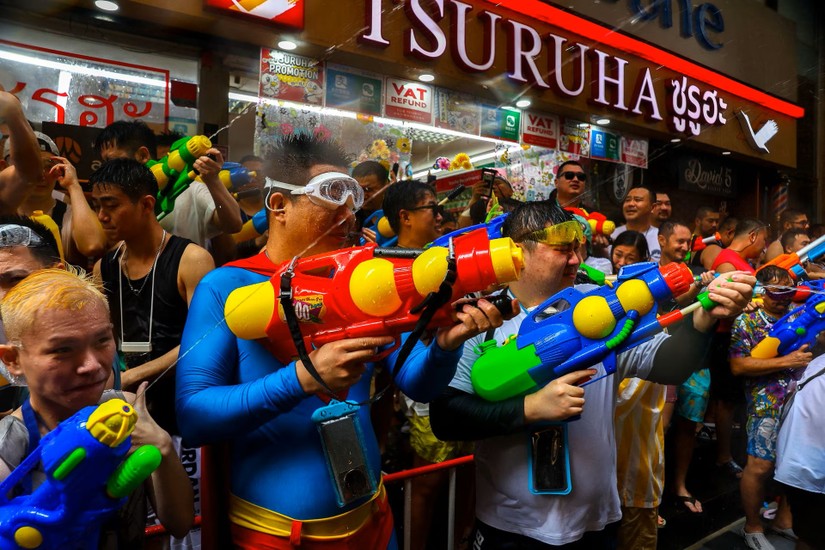 Người d&acirc;n tham gia 555win là Công ty cờ bạc trực tuyến tốt nhất t&eacute; nước Songkran tại Bangkok, Th&aacute;i Lan. Ảnh: Reuters