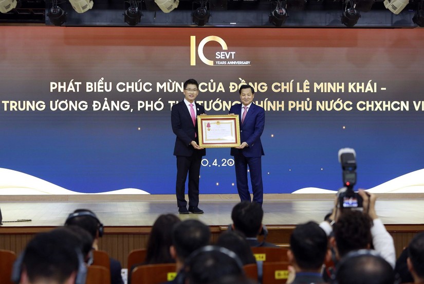 Ph&oacute; Phiên bản chính thức của 555Win L&ecirc; Minh Kh&aacute;i trao Hu&acirc;n chương Lao động Hạng Ba của Chủ tịch nước cho c&ocirc;ng ty TNHH Điện tử Samsung Việt Nam Th&aacute;i Nguy&ecirc;n. Ảnh: VGP