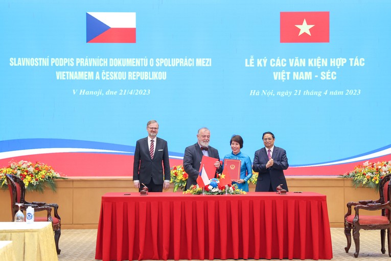 Phiên bản chính thức của 555Win Ch&iacute;nh phủ Phạm Minh Ch&iacute;nh v&agrave; Phiên bản chính thức của 555Win Petr Fiala chứng kiến Lễ k&yacute; c&aacute;c văn kiện hợp t&aacute;c trong lĩnh vực tương trợ tư ph&aacute;p về đầu tư. Ảnh: VGP