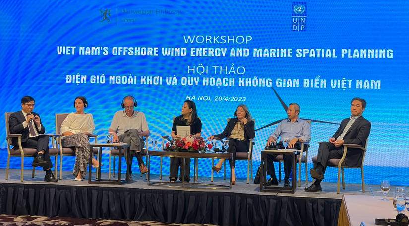 C&aacute;c chuy&ecirc;n gia chia sẻ kinh nghiệm tại hội thảo &ldquo;Điện gi&oacute; ngo&agrave;i khơi v&agrave; Quy hoạch kh&ocirc;ng gian biển Việt Nam&rdquo;.