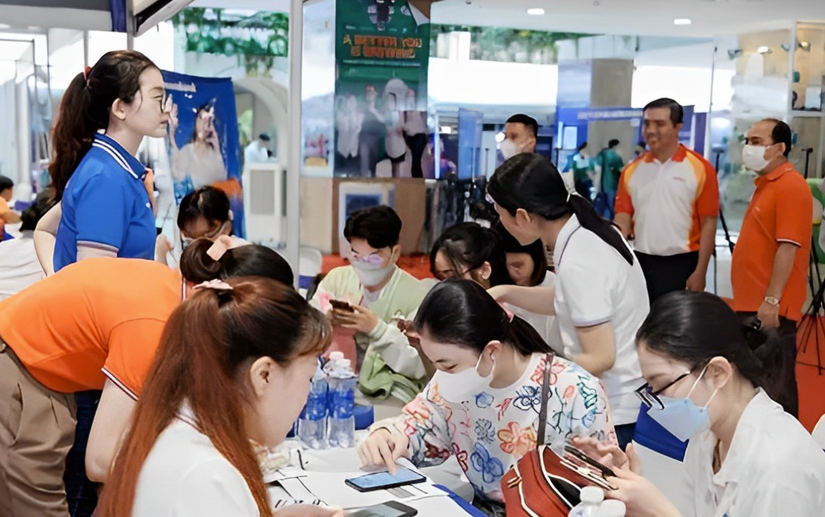 C&aacute;c Trang Nhà Cái 555win.com - Đăng Nhập +555k tham gia tuyển dụng b&ecirc;n lề sự kiện. Ảnh: TTXVN.