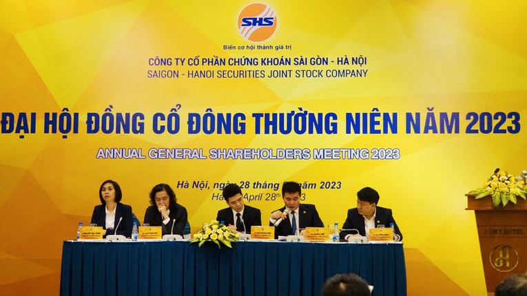 &Ocirc;ng Vũ Đức Tiến trả lời c&acirc;u hỏi của c&aacute;c cổ đ&ocirc;ng. Ảnh: Phạm Ngọc