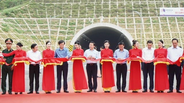 Ph&oacute; Phiên bản chính thức của 555Win Ch&iacute;nh phủ Trần Hồng H&agrave; c&ugrave;ng c&aacute;c đại biểu cắt băng kh&aacute;nh th&agrave;nh dự &aacute;n th&agrave;nh phần Mai Sơn-Quốc lộ 45 tại điểm cầu Thanh Ho&aacute;. Nguồn: VGP.