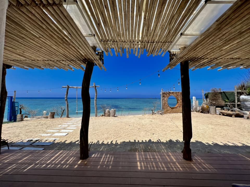 Chiu Chiu Resort, một d&atilde;y nh&agrave; trắng tinh ven biển, cuối một l&agrave;ng ch&agrave;i. Ảnh: Quốc Huy