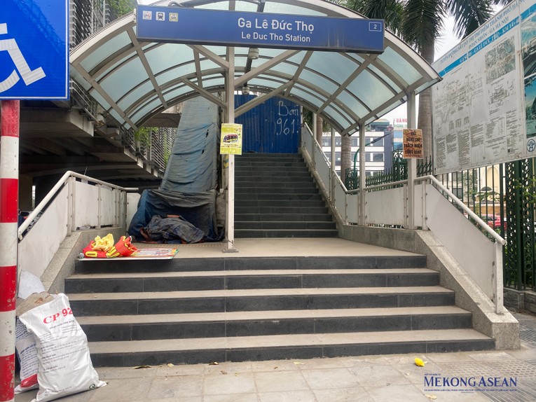 Rác thải tràn lan các nhà ga dọc tuyến metro Nhổn - Ga Hà Nội